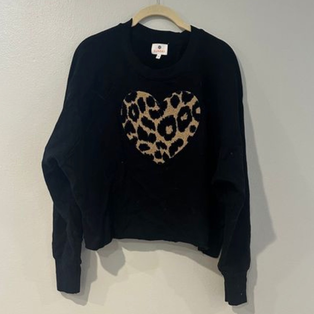 NWOT Sundry black sweatshirt with leopard sherpa heart size M